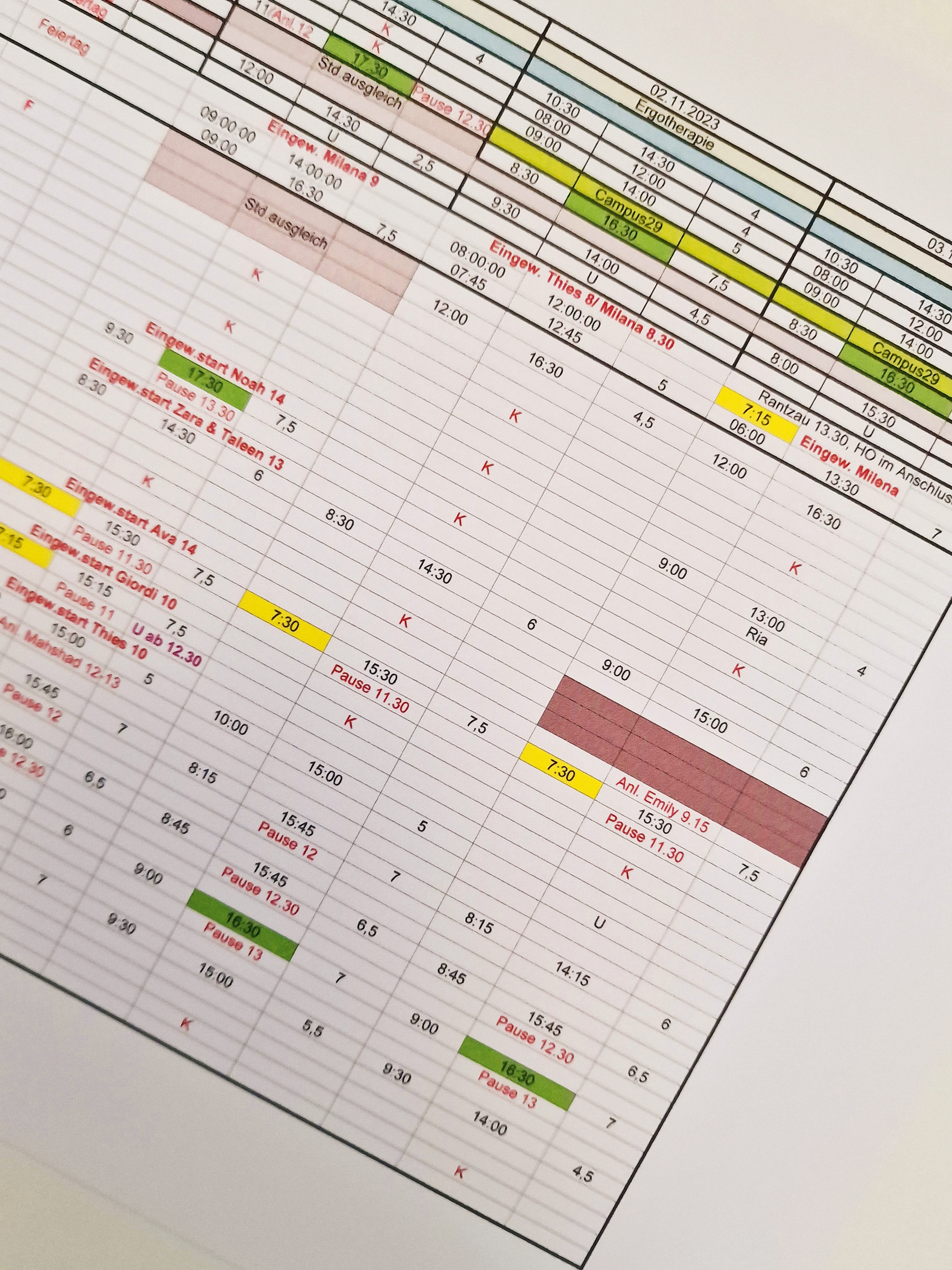 Foto eines Dienstplans in Excel auf einem Bildschirm