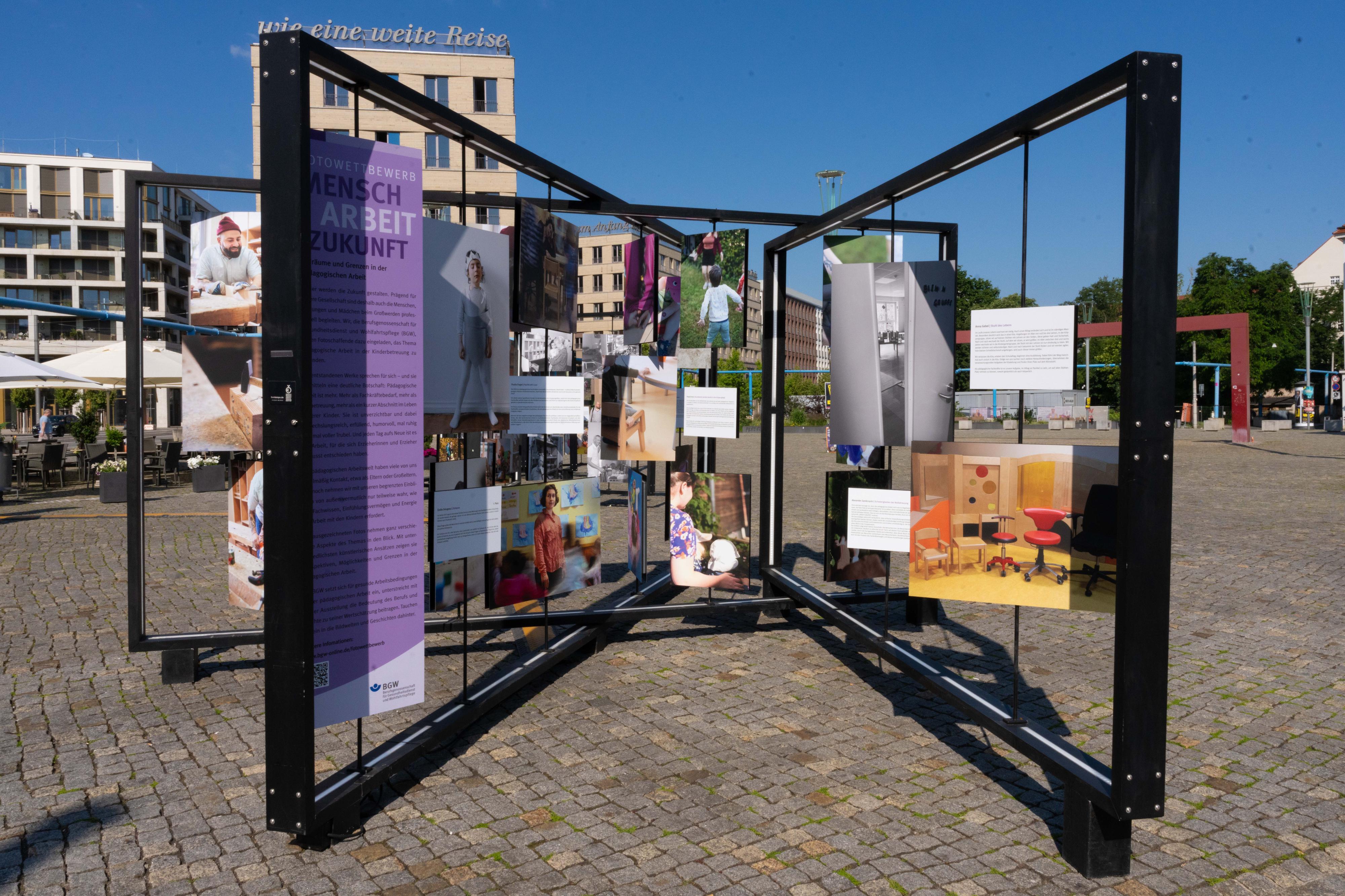 Ausstellung der prämierten Werke des BGW Fotowettbewerbs "Mensch – Arbeit – Zukunft" 2024 auf dem Postplatz in Dresden