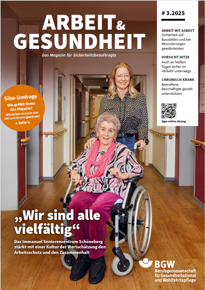 Titelseite Arbeit & Gesundheit 2/2025 Titel des Magazins Arbeit & Gesundheit: Zwei Personen in einem Flur, eine davon im Rollstuhl