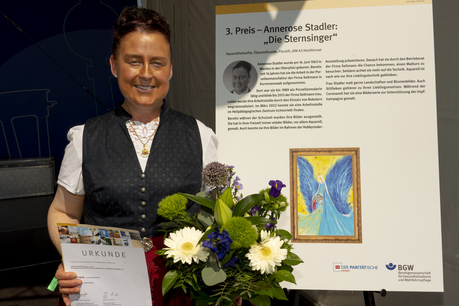 Annerose Stadler mit Urkunde und Blumenstrauß