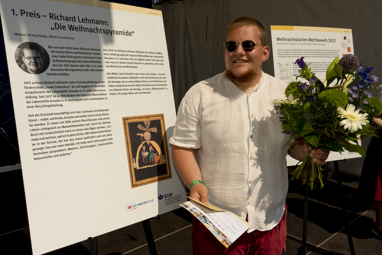 Richard Lehmann mit Urkunde und Blumenstrauß 