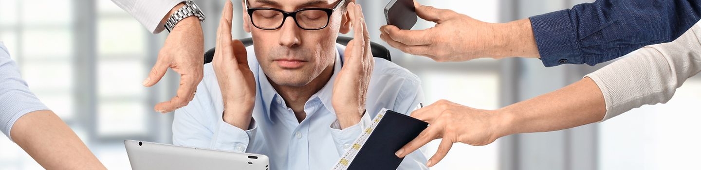 Stress Viele Hände halten einem Mann Telefon, Block, Tablet und Uhr hin