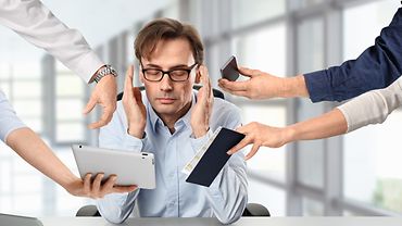 Stress Viele Hände halten einem Mann Telefon, Block, Tablet und Uhr hin